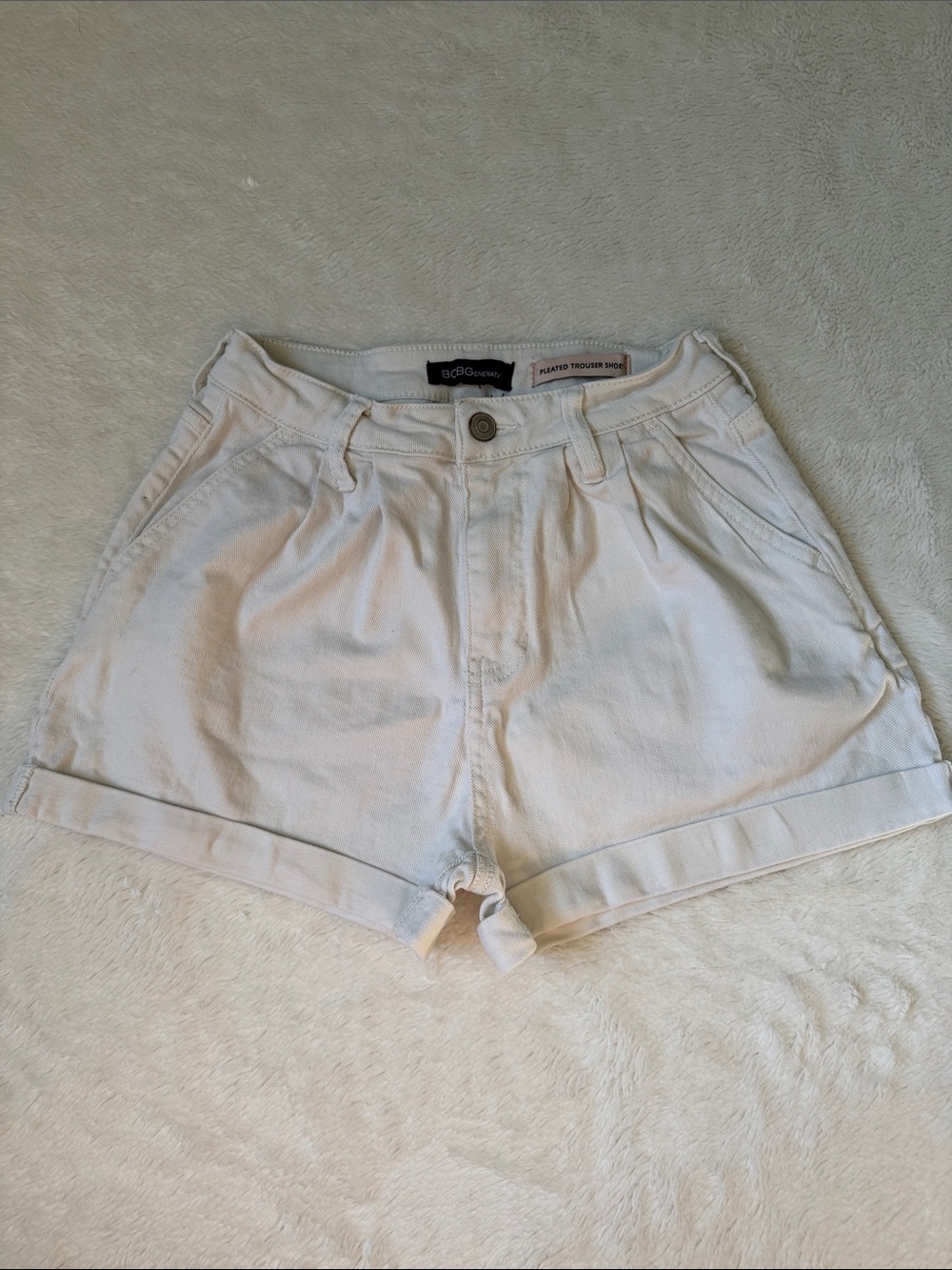 BCBG Cream Pleated Cuffed Trouser Short 3/26